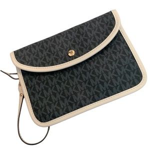 🌹 Michael Kors Clutch/Wristlet